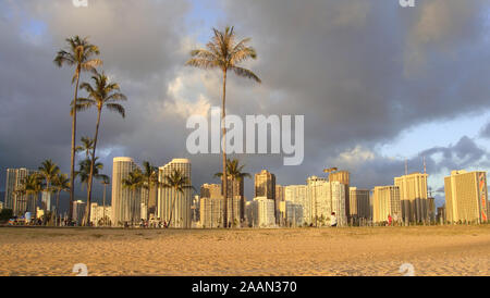 Honolulu, Hawaii, USA - 10. Juni 2015: Schöne Aussicht auf die Skyline von Honolulu bei Sonnenuntergang von der Magic Island Lagune Stockfoto