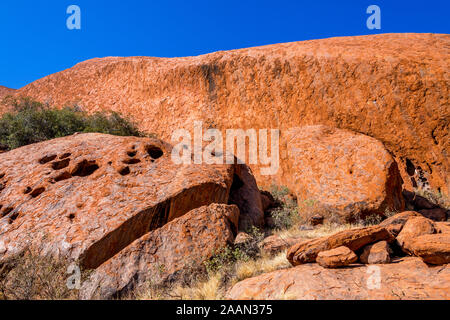 Der Mala-Spaziergang führt vom Mala-Parkplatz zur Kantju-Schlucht am Fuß des Uluru (Ayres Rock). Uluru, Northern Territory, Australien Stockfoto