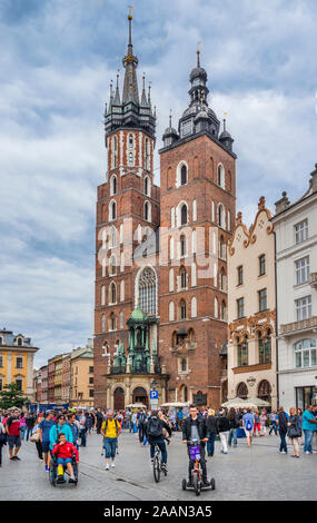 Der Backstein, der gotischen Kirche von Saint Mary's Basilica an der Krakauer Hauptplatz ist eines der besten Beispiele für gotische Architektur in Polen, Krakau, weniger Stockfoto