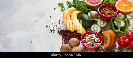 Gesunde Nahrungsmittel hoch im Kalium. Produkte mit Vitaminen, Antioxidantien und Mikronährstoffen für gesunde und ausgewogene Ernährung. Panorama, Banner mit kopieren Stockfoto