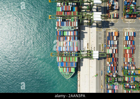 Ansicht von oben, atemberaubenden Blick auf den Hafen von Singapur mit Hunderten von farbigen Behälter bereit zum Laden auf den Frachtschiffen. Stockfoto