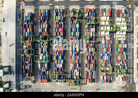 Ansicht von oben, atemberaubenden Blick auf den Hafen von Singapur mit Tausenden von bunten Containern bereit zum Laden auf den Frachtschiffen. Stockfoto