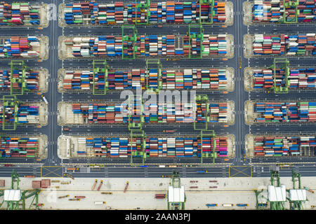 Ansicht von oben, atemberaubenden Blick auf den Hafen von Singapur mit Tausenden von bunten Containern bereit zum Laden auf den Frachtschiffen. Stockfoto