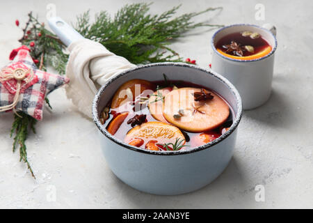 Glühwein mit Gewürzen, Äpfel und Zitrusfrüchte. Traditionelle Weihnachten heißen Getränk. Stockfoto