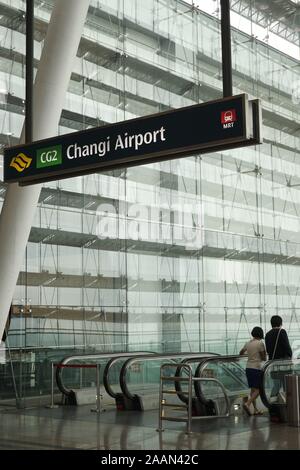 MRT-Hinweisschild zum Flughafen Changi Stockfoto