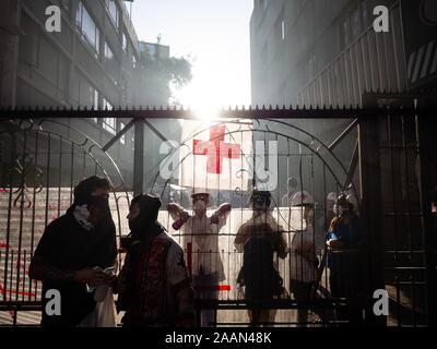 Santiago, Chile. 22. NOV, 2019/Kampagne Pflege, Vorbereitung verletzten Demonstranten im Kampf gegen den chilenischen Bullen zu besuchen Stockfoto