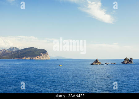 Das Meer, die Berge und den Himmel sehen. Petrovac na Moru in Montenegro Stockfoto