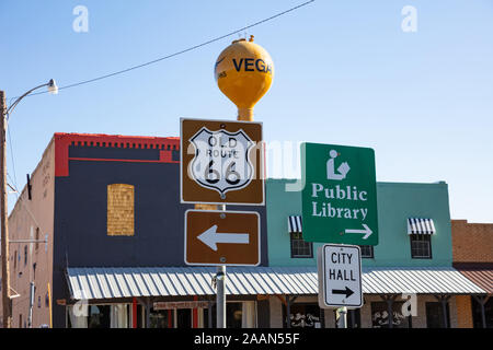 Santa Fe, New Mexico, USA. 14. Mai 2019. Route 66, Rathaus und Öffentliche Bibliothek Zeichen mit Wegbeschreibung. Traditionelles Gebäude und blauer Himmel backgrou Stockfoto