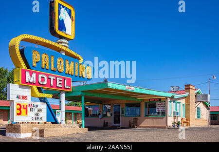 Santa Fe, New Mexico, USA. 14. Mai 2019. Die Palomino Motel liegt in einem historischen Gebäude auf der Route 66, die Reisende lädt Rest in eine traditionelle zu erhalten Stockfoto