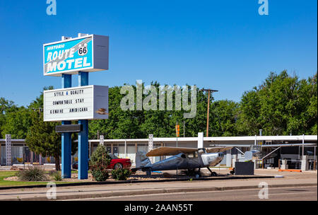 Santa Fe, New Mexico, USA. 14. Mai 2019. Historische Route 66 Motel auf der Strasse. Retro Vintage Flugzeuge willkommen die Reisenden am Eingang. Stockfoto