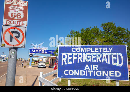 Santa Fe, New Mexico, USA. 14. Mai 2019. Motel Blue Swallow neben der Route 66. Einen pontiac Auto ist am Eingang geparkt. Zeichen Touristen über Th informieren Stockfoto