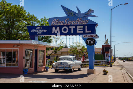 Santa Fe, New Mexico, USA. 14. Mai 2019. Motel Blue Swallow neben Mutter Road, Route 66, ein sonniger Tag. Eine antike Auto ist am Eingang geparkt. Stockfoto