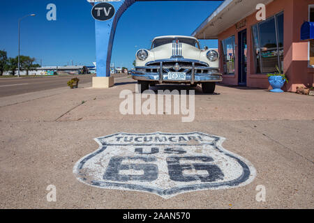 Santa Fe, New Mexico, USA. 14. Mai 2019. Abgenutzte Stempel der Mutter Straße, Route 66, auf dem Bürgersteig. Eine antike Pontiac Auto ist am Eingang o geparkt Stockfoto