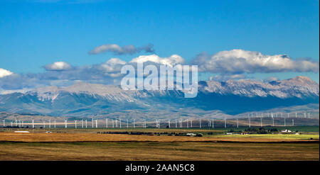 Landschaft an der Grenze der Kanadischen Rocky Mountains und Prärien mit Wind Mill elektrische Generatoren, oder Windkraftanlagen, Pincher Creek, Alberta, Kanada Stockfoto