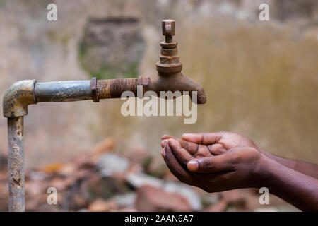 Wasserkrise ist eine ernsthafte Bedrohung für Indien und weltweit, ein Mann seine Hand unter Wasser Stockfoto