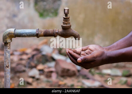 Wasserkrise ist eine ernsthafte Bedrohung für Indien und weltweit, ein Mann seine Hand unter Wasser Stockfoto