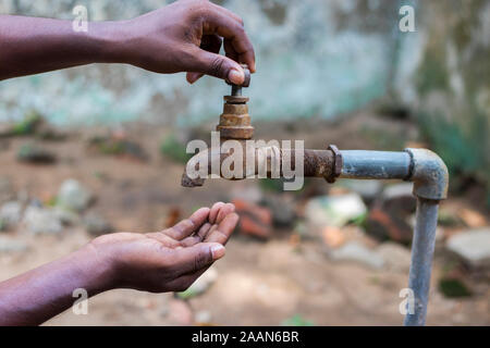 Wasserkrise ist eine ernsthafte Bedrohung für Indien und weltweit, ein Mann seine Hand unter Wasser. Stockfoto