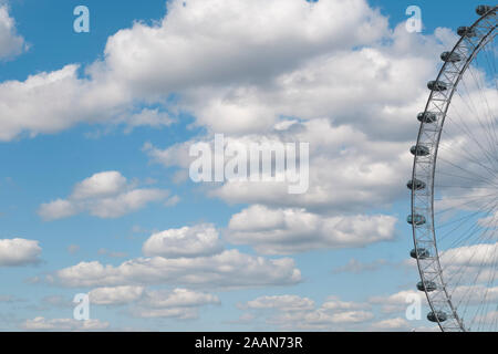 Teilweise mit Blick auf das London Eye Panoramablick auf das Rad auf einem halb bewölkten Tag, viel Platz kopieren Stockfoto