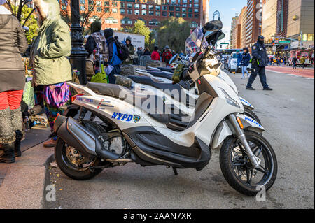 New York City, NY/USA - 11/09/2019: NYPD Polizei Roller auf eine anti-Trumpf/Pence Rallye in Downtown NYC Stockfoto