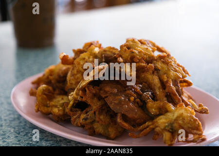 Die Soft Shell Crab gebraten mit Knoblauch auf Platte im Restaurant. Stockfoto