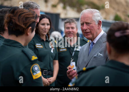 Der Prinz von Wales Gespräche mit Ersthelfern auf das Erdbeben 2016 während einer öffentlichen Rundgang in Kaikoura Square, am siebten Tag des königlichen Besuch in Neuseeland. PA-Foto. Bild Datum: Samstag, November 23, 2019. Siehe PA Geschichte royals Charles. Photo Credit: Victoria Jones/PA-Kabel Stockfoto