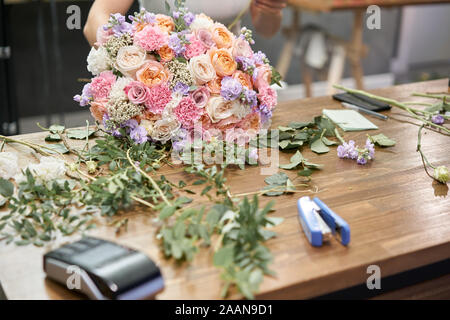 Europäische floral Shop Konzept. Floristin Frau schafft Schönen Blumenstrauß aus gemischten Blumen. Schönen frischen Haufen. Bildung, master class und Floristik Stockfoto