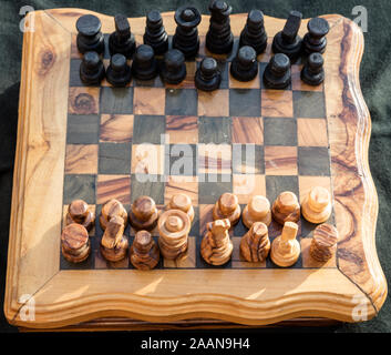 Schachfiguren auf Holz- Schachbrett Hintergrund Stockfoto