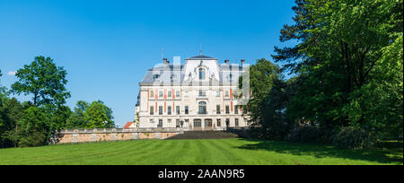 Wunderschönes Schloß in Pszczyna Stadt in Polen mit Wiese und Bäume um Stockfoto