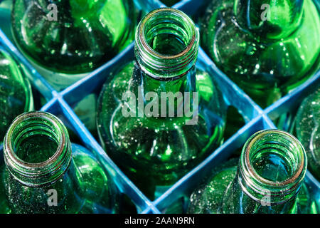 Leere grünes Glas Flaschen bereit für das Recycling Stockfoto