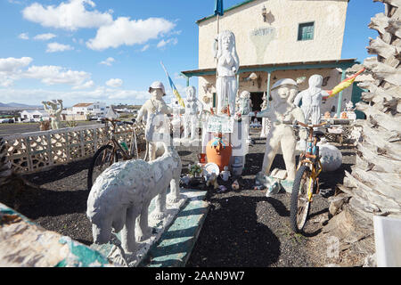 Garten kunst Statuen, dunklen Punkt der Horror moderne Kunst, Villa de Teguise, Lanzarote, Spanien Stockfoto