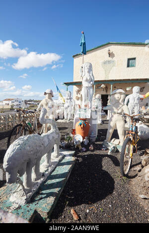 Garten kunst Statuen, dunklen Punkt der Horror moderne Kunst, Villa de Teguise, Lanzarote, Spanien Stockfoto