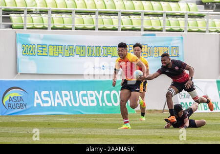 Incheon, Südkorea. 23 Nov, 2019. Hu Zhenye (1 L) von China konkurriert bei einem Match gegen Singapur im Asia Rugby Sevens Qualifier für Männer 2020 Olympischen Spielen in Tokio in Incheon, Südkorea, Nov. 23, 2019. Credit: Wang Jingqiang/Xinhua/Alamy leben Nachrichten Stockfoto