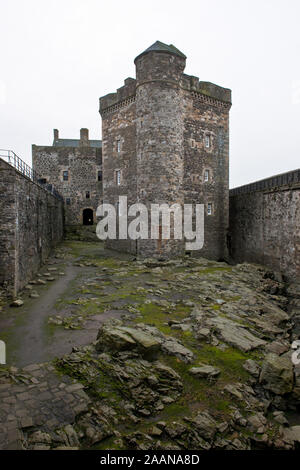 Innenhof und zentralen Turm des Blackness Castle. An der Mündung des Firth von weiter entfernt. Stockfoto