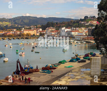 Fischer Instandsetzung der Netze auf dem schönen Fischerdorf Pontedeume La Coruna Galizien Spanien Stockfoto