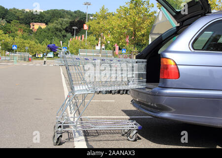 Ein Auto mit leeren Einkaufswagen Stockfoto