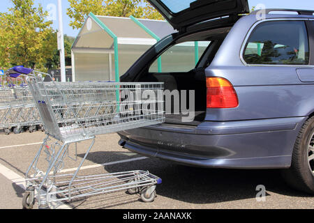 Ein Auto mit leeren Einkaufswagen Stockfoto