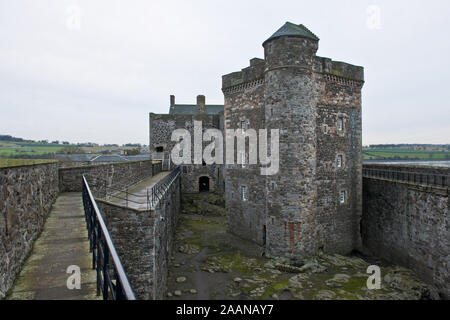 Innenhof und zentralen Turm des Blackness Castle. An der Mündung des Firth von weiter entfernt. Stockfoto