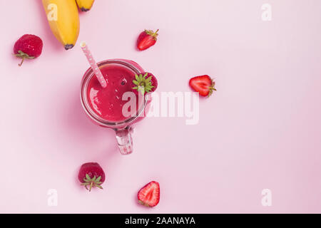 Köstliche Erdbeere Smoothie in einem Glas auf rosa Hintergrund mit Kopie Raum Stockfoto