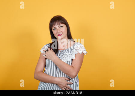 Lady wickeln ihre Hände um sie, wie sie sich selbst schützen. Stockfoto