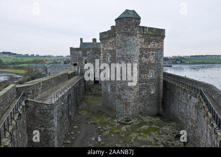 Innenhof und zentralen Turm des Blackness Castle. An der Mündung des Firth von weiter entfernt. Stockfoto