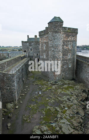 Innenhof und zentralen Turm des Blackness Castle. An der Mündung des Firth von weiter entfernt. Stockfoto