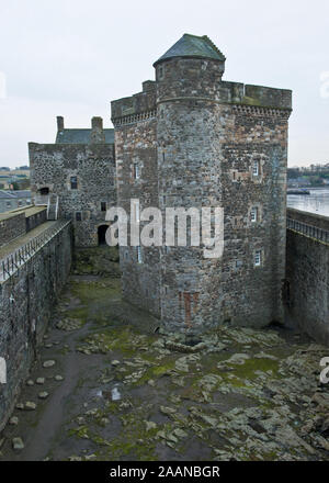 Innenhof und zentralen Turm des Blackness Castle. An der Mündung des Firth von weiter entfernt. Stockfoto