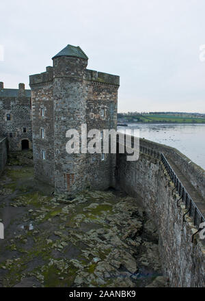 Innenhof und zentralen Turm des Blackness Castle. An der Mündung des Firth von weiter entfernt. Stockfoto