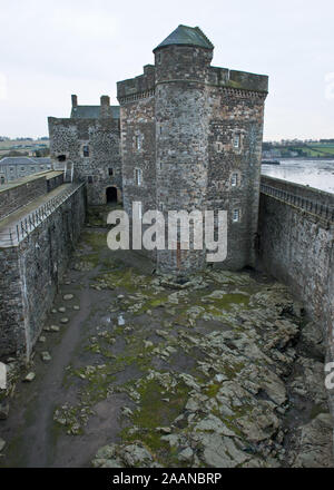 Innenhof und zentralen Turm des Blackness Castle. An der Mündung des Firth von weiter entfernt. Stockfoto