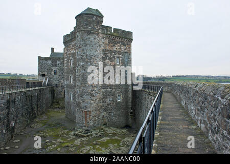 Innenhof und zentralen Turm des Blackness Castle. An der Mündung des Firth von weiter entfernt. Stockfoto