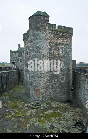 Innenhof und zentralen Turm des Blackness Castle. An der Mündung des Firth von weiter entfernt. Stockfoto