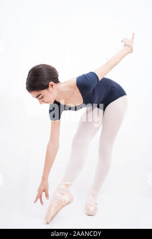 Klassische Tänzerin mit ihrem Arm, an ihrem Bein gestreckt Stockfoto