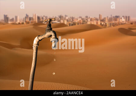 Tropfenden Hahn, Wüste und Skyline von Big City im Hintergrund, Konzept der globalen Erwärmung Planet, Wasserknappheit und der Fortschritte bei der Bekämpfung der Wüstenbildung Stockfoto