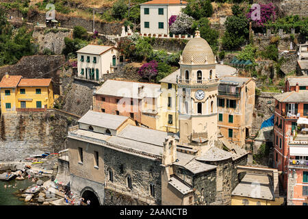 Vernazza Dorf, Kirche Santa Margherita di Antiochia. Cinque Terre Nationalpark in Ligurien, La Spezia, Italien, Europa. UNESCO-Eritage site Stockfoto