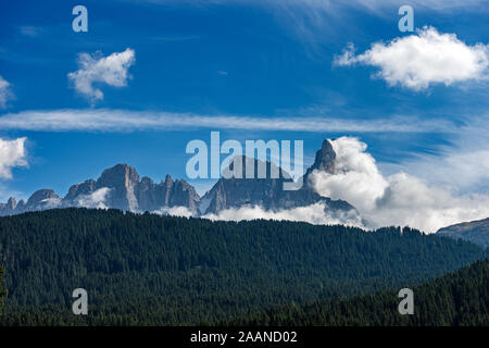 Pale di San Martino mit der Spitze des Cimon della Pala (3186 m), Dolomiten in den italienischen Alpen, UNESCO-Weltkulturerbe im Trentino Alto Adige, Italien Stockfoto